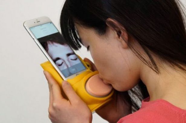New Kissenger Gadget lets you Smooch through your Phone Screen